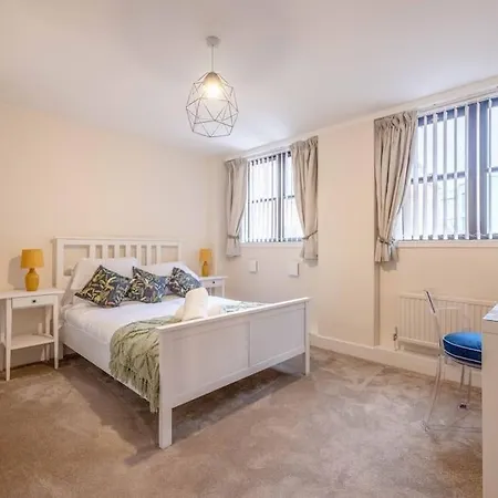 Hidden Gem With Windsor Castle Views & Parking Apartment Exterior photo
