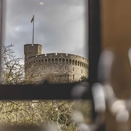 Hidden Gem With Windsor Castle Views & Parking Apartment Exterior photo
