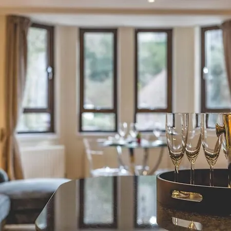 Hidden Gem With Windsor Castle Views & Parking Apartment Exterior photo