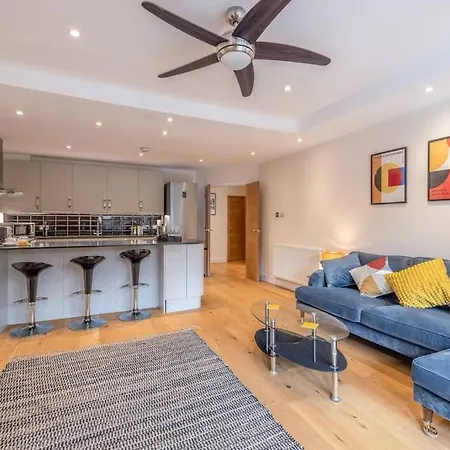 Hidden Gem With Windsor Castle Views & Parking Apartment Exterior photo