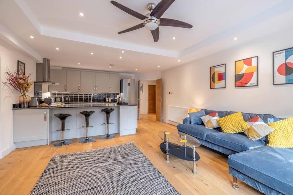 Hidden Gem With Castle Views & Parking Appartement *