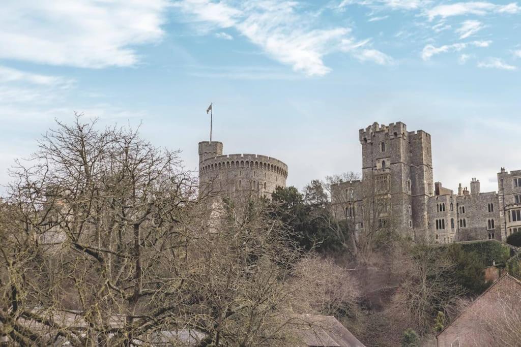 Hidden Gem With Castle Views & Parking Appartement