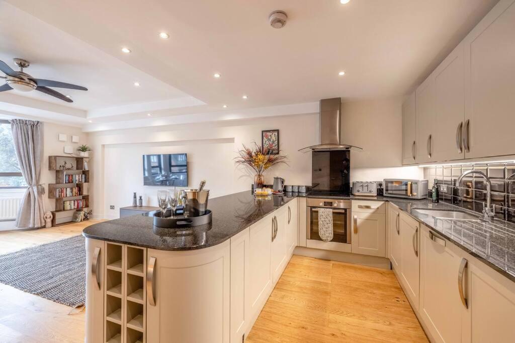 Hidden Gem With Castle Views & Parking Appartement *